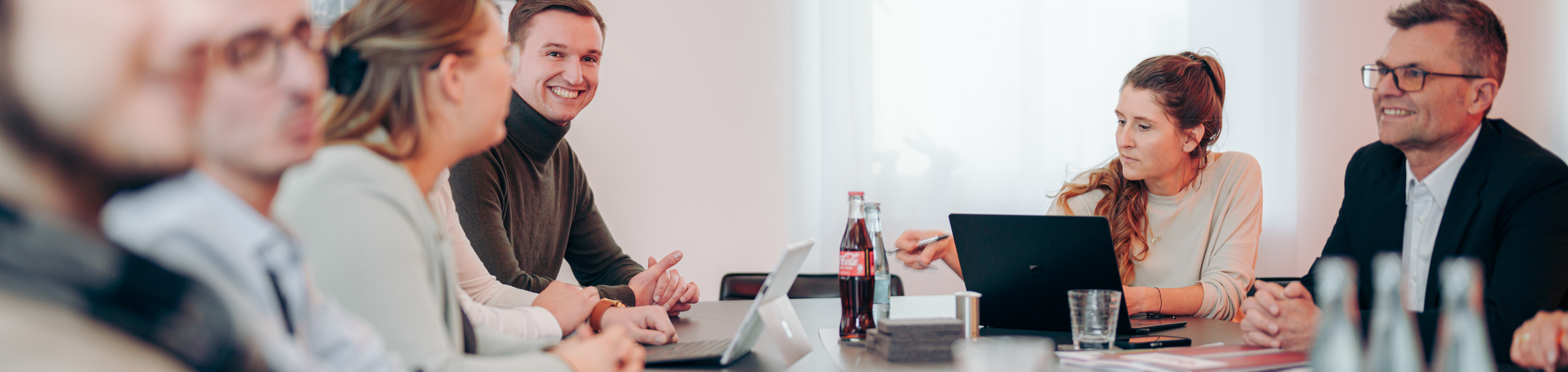 Personen unterhalten sich gemeinsam bei einem Marketing-Meeting.